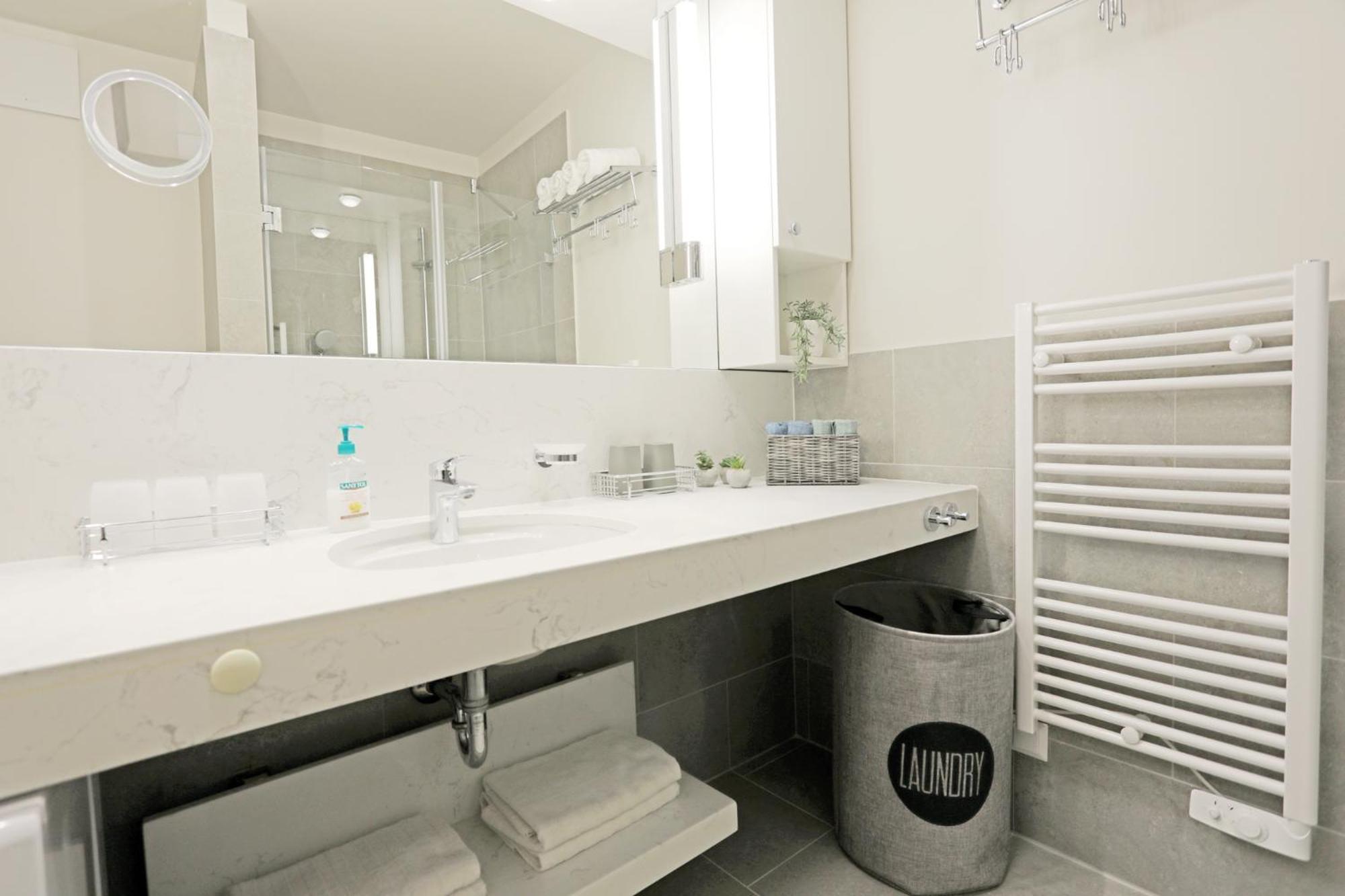 Atrium Apartman Heviz Mit Panoramaterrasse Und Tiefgarage Eksteriør billede